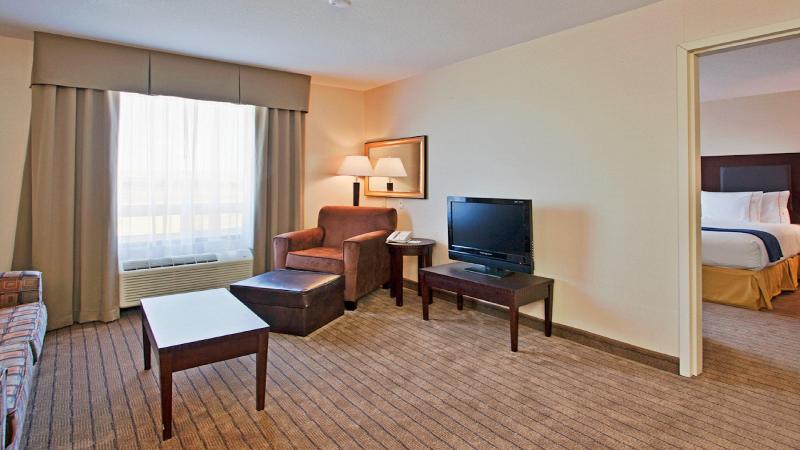 带大床的套房, Holiday Inn Express Hotel & Suites Swift Current, An Ihg