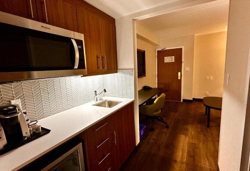 Люкс, Newmarket Hotel And Suites