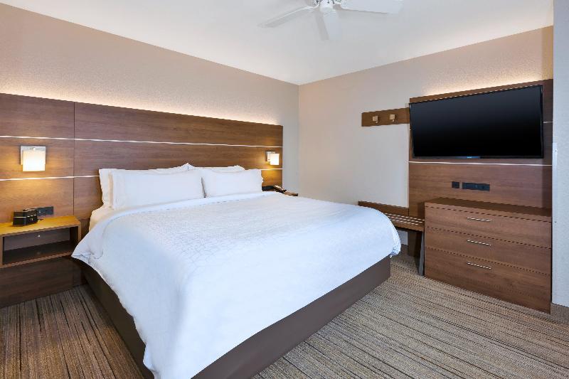스위트 킹사이즈 침대, Holiday Inn Express Hotel & Suites Petoskey, An Ihg
