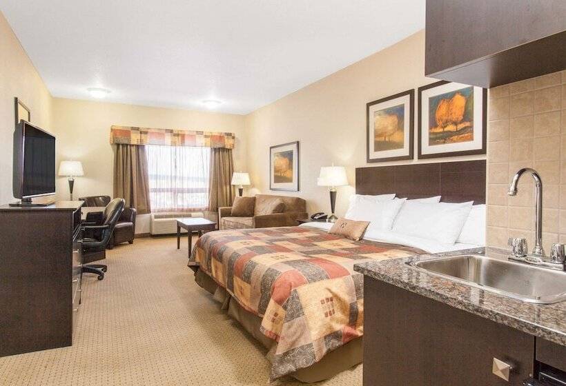 Люкс, Ramada By Wyndham Pincher Creek