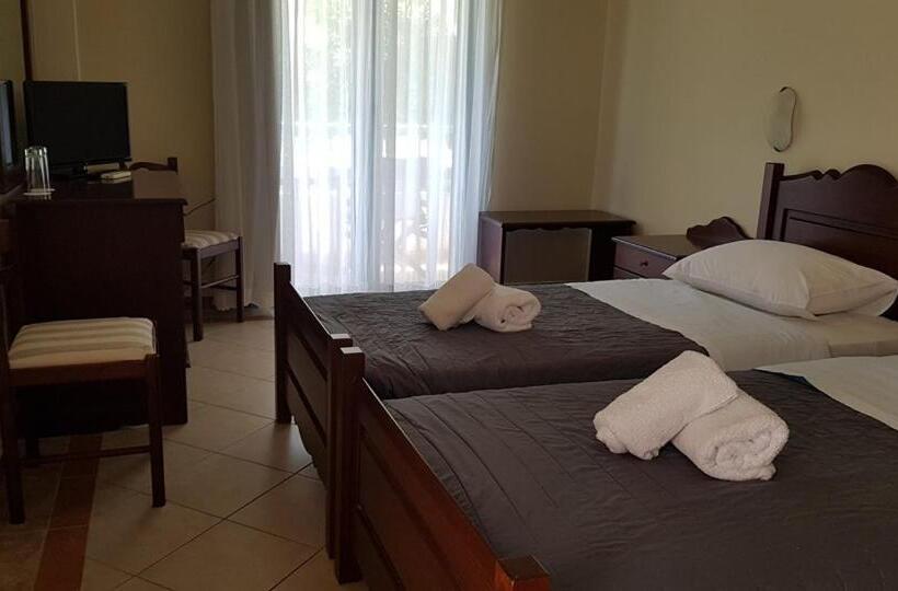 Quarto Triplo Estandar, Skiros Palace
