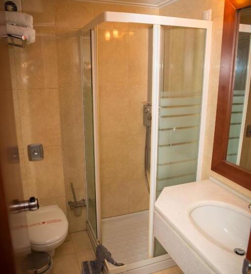 اتاق استاندارد با چشم‌انداز استخر, Maritsas Hotel & Suites