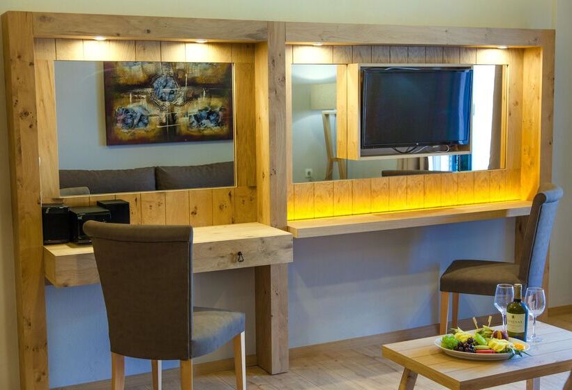 سوییت, Elmi Beach Hotel & Suites
