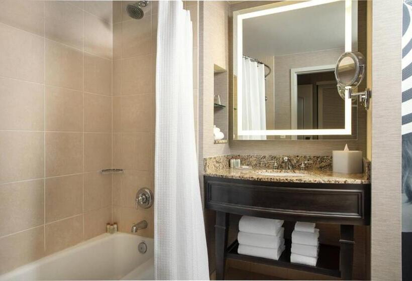Номер Клуб, Renaissance Tampa International Plaza