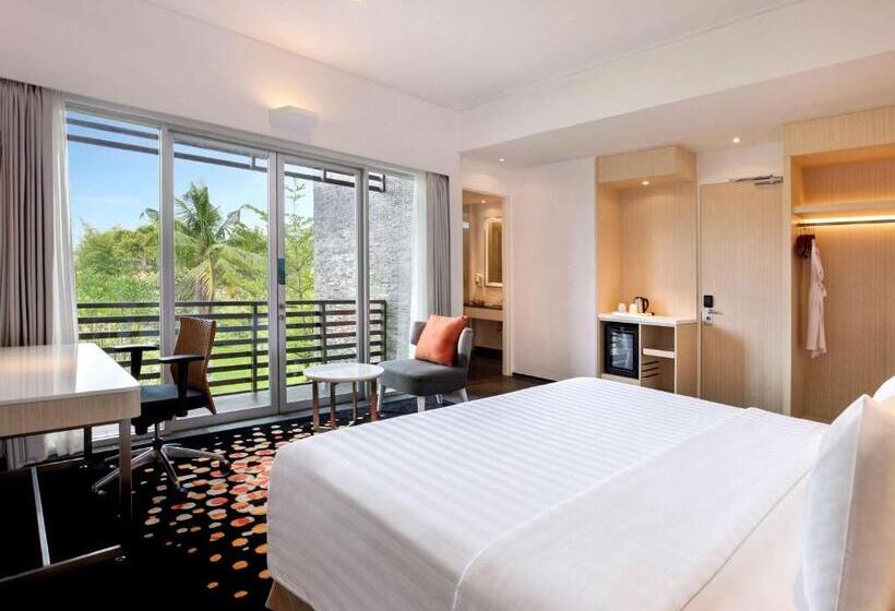 带泳池观景的豪华房, Novotel Palembang