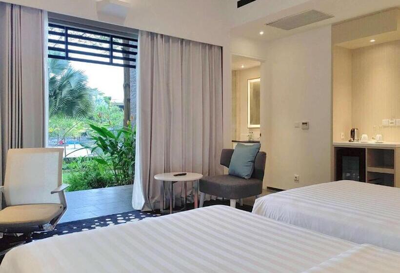 带泳池观景的豪华房, Novotel Palembang