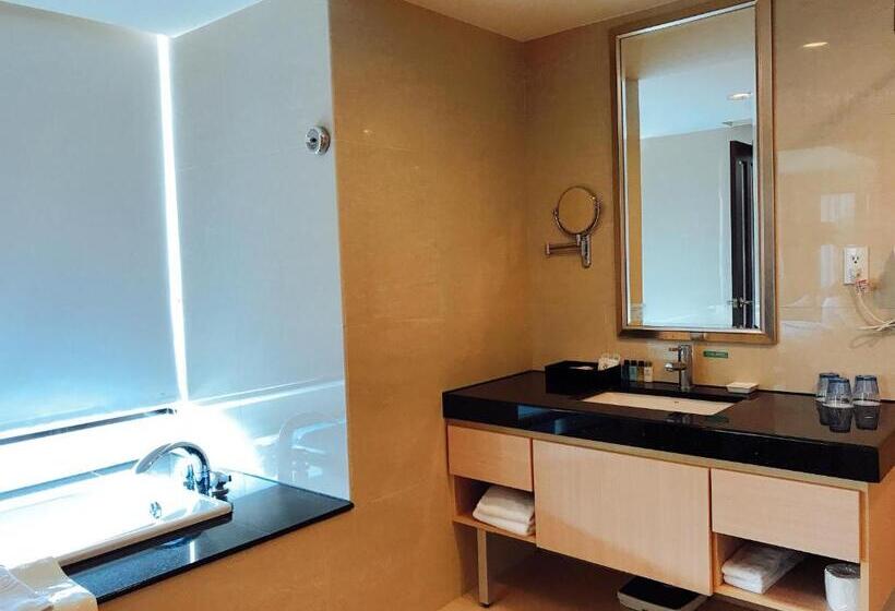 اتاق لوکس سه تخته, Golden Tulip Zhong Xin Hotel Taichung