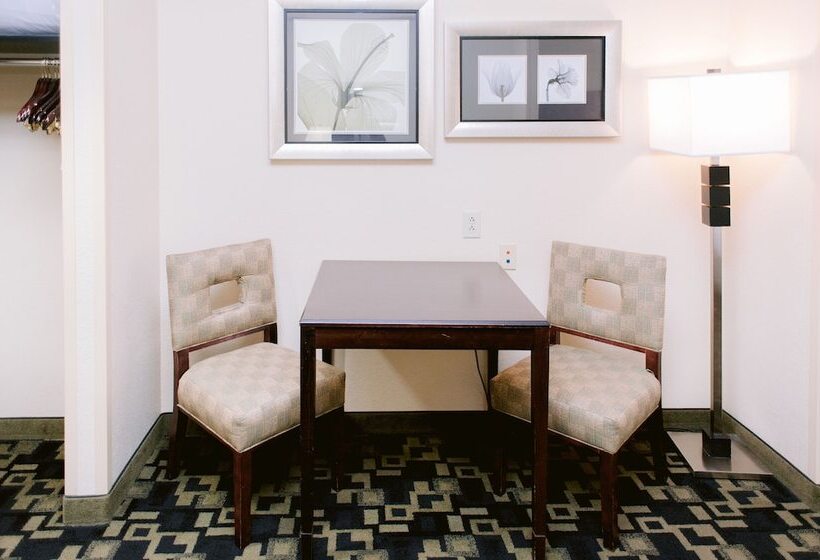 Люкс Адаптированный для Инвалидов, Holiday Inn Express Hotel Raleigh Southwest, An Ihg