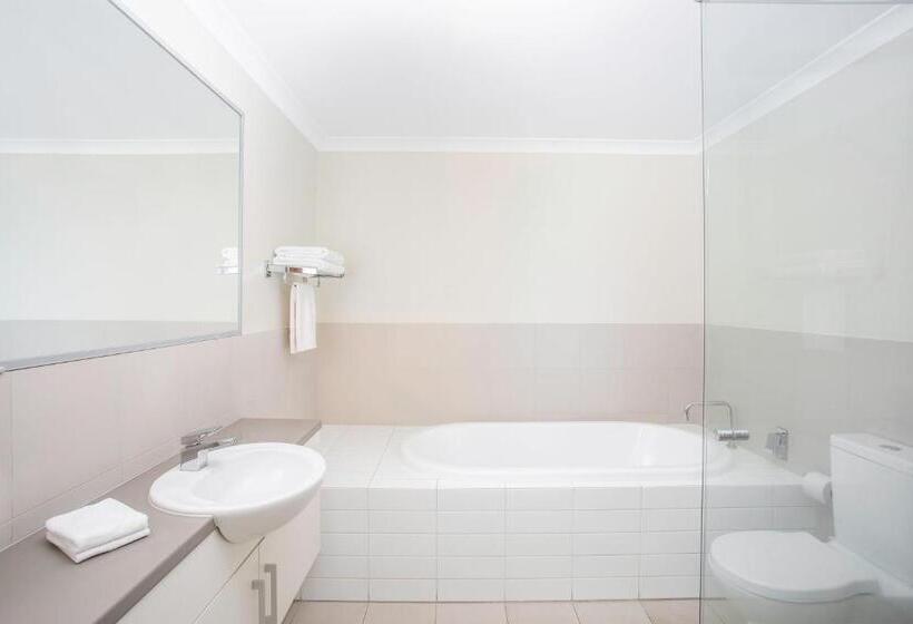 Апартаменты 3 Спальни, Mantra Geraldton
