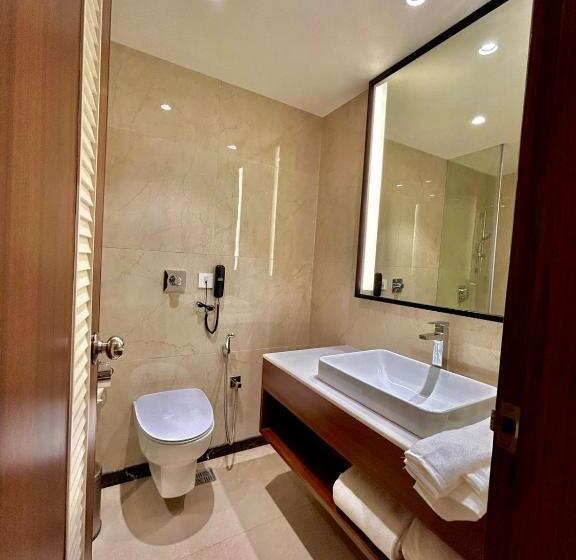 带大床的豪华间, Best Western Plus Amritsar