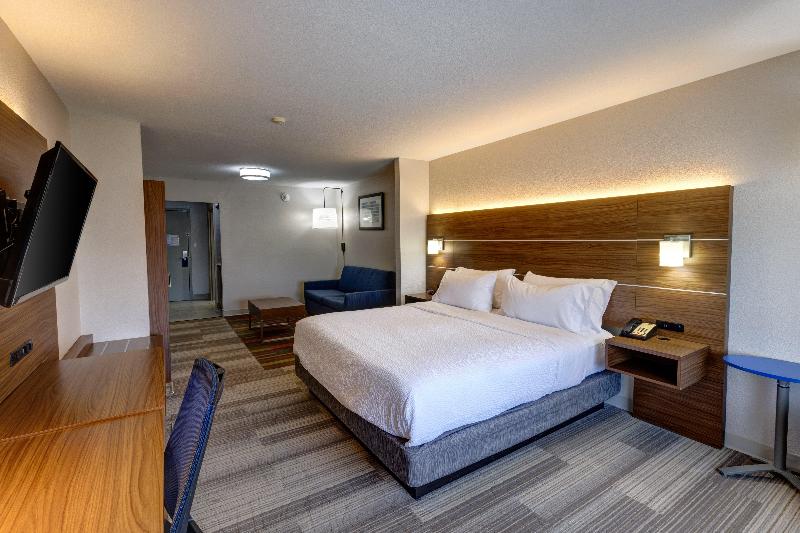 带大床的套房, Holiday Inn Express Hotel & Suites Shelbyville, An Ihg