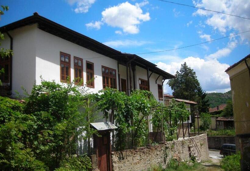 اتاق استاندارد سه نفره, Hostel Mostel