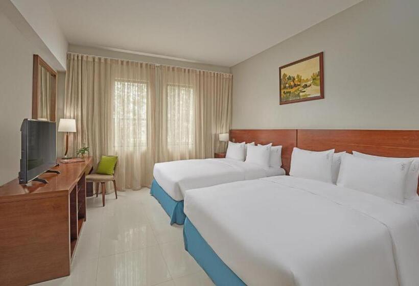 Номер Стандарт Вид на Бассейн, Holiday Inn & Suites Batangas Limapark, An Ihg