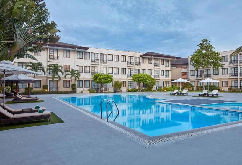 Номер Стандарт Вид на Бассейн, Holiday Inn & Suites Batangas Limapark, An Ihg