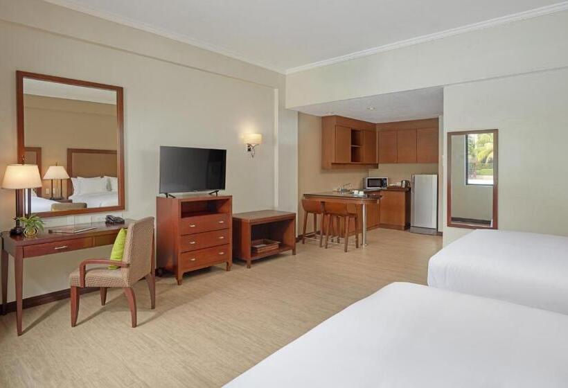 Люкс Вид на Бассейн, Holiday Inn & Suites Batangas Limapark, An Ihg