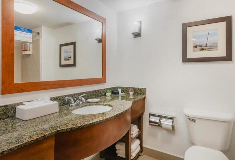 带大床的套房, Surf And Sand Fernandina Beach At Amelia Island, Ascend Hotel Collection