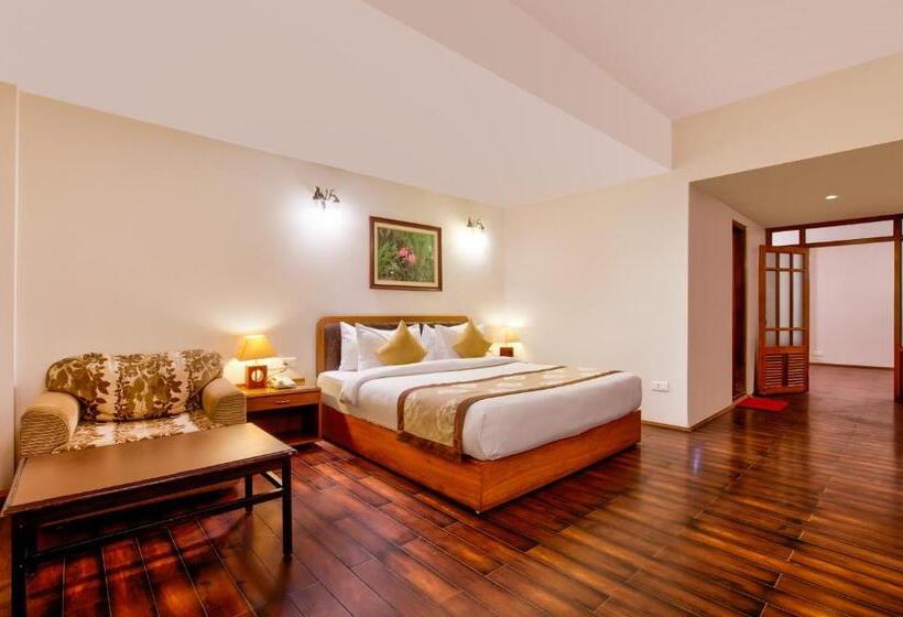 발코니가 있는 스위트, Summit Ttakshang Residency Hotel & Spa Mg Marg
