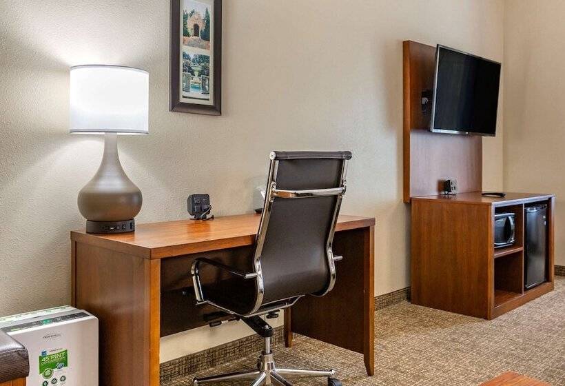 Люкс, Comfort Suites Clayton  Garner