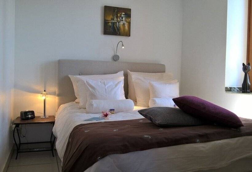 Полулюкс, Birdcage Gay Men Resort and Lifestyle