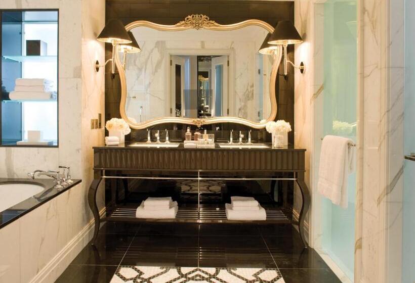 带城市景观和大床的豪华房间, Four Seasons Hotel Baku
