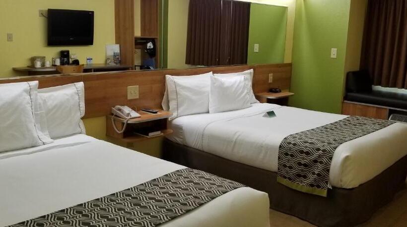 장애인용 디럭스룸, Microtel Inn & Suites By Wyndham Delphos