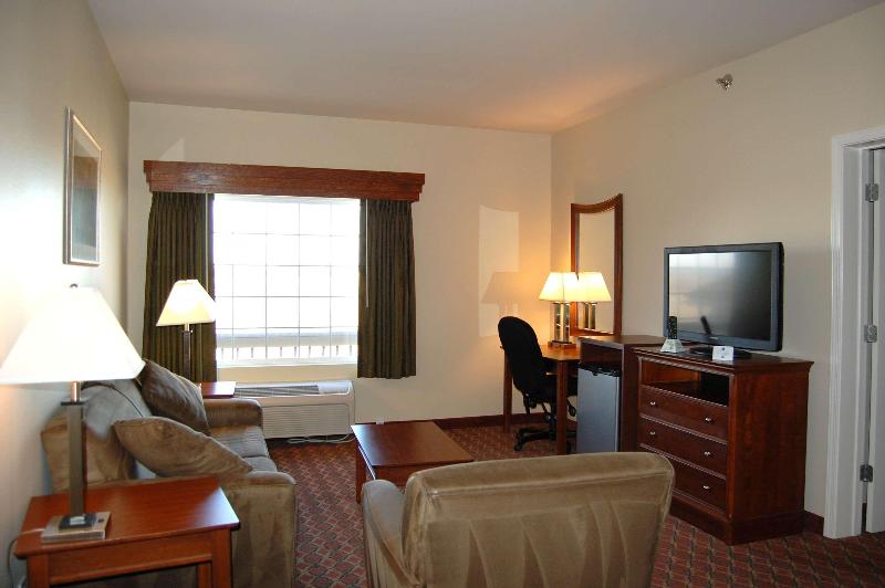 带大床的套房, Best Western Plus Midamerica