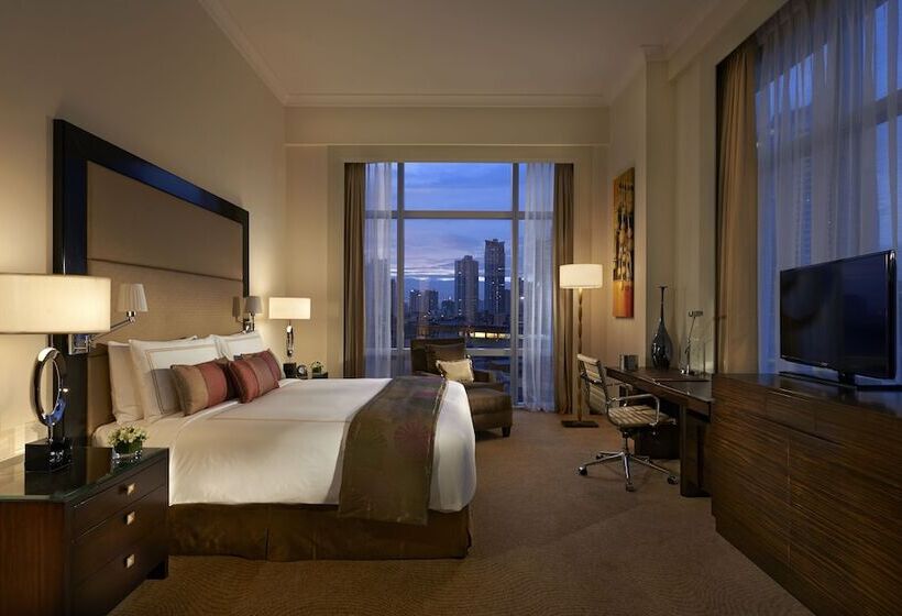 Люкс, Fairmont Makati