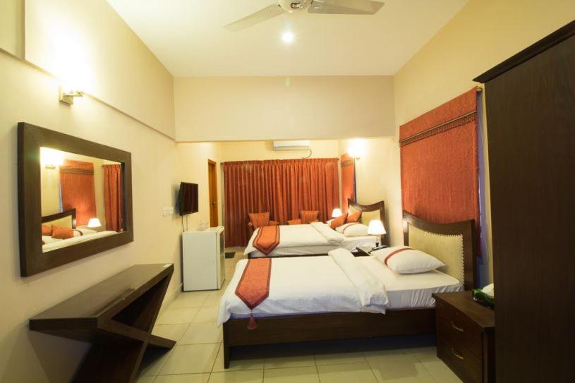 اتاق استاندارد چهار تخته, Royal Inn