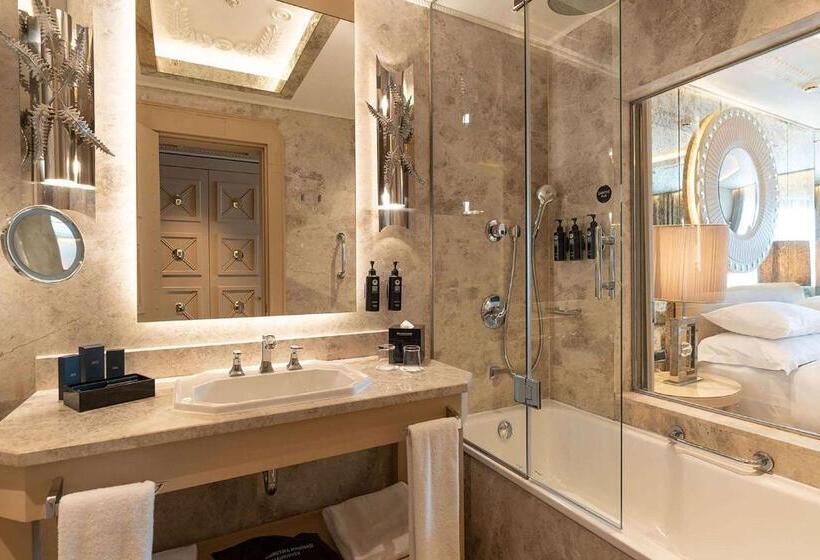 Deluxe Room King Bed & City View, Wyndham Grand Istanbul Kalamış Marina