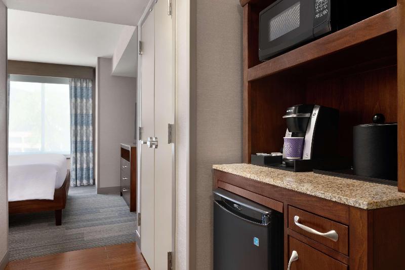 Полулюкс Кровать Кинг, Hilton Garden Inn Stony Brook