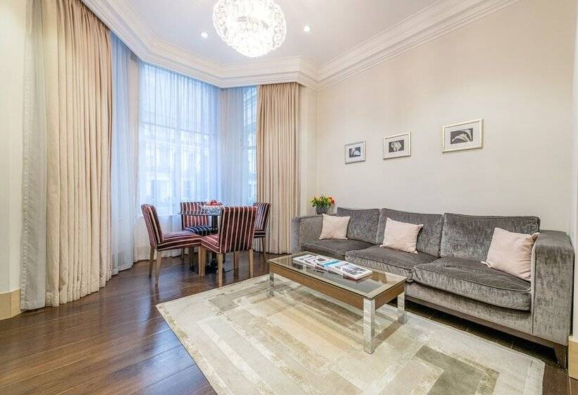 דירת חדר סופריור, Claverley Court