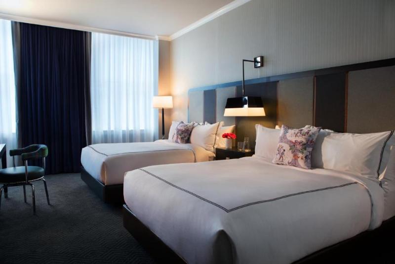 Quarto Premium, Regent Shanghai Pudong   Complimentary First Round Minibar Per Stay   Including A Bottle Of Wine
