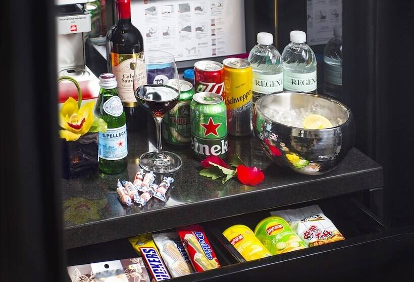Quarto Premium, Regent Shanghai Pudong   Complimentary First Round Minibar Per Stay   Including A Bottle Of Wine