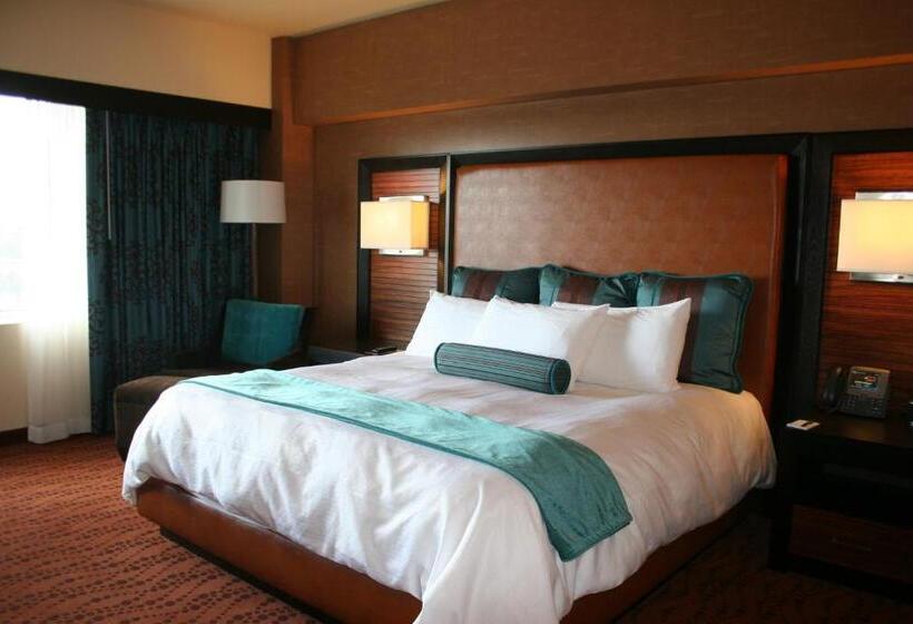 带大床的高级房间, Akwesasne Mohawk Casino Resort And Players Inn Hotel  Formerly Comfort Inn And Suites Hogansburg Ny