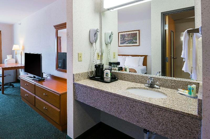 Люкс, Quality Inn & Suites Belmont Route 151