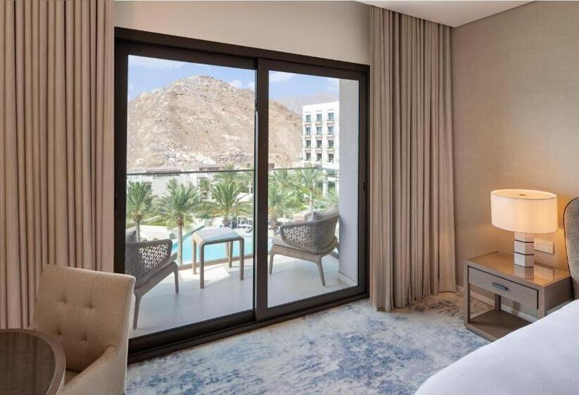 Номер Deluxe Вид на Бассейн, Address Beach Resort Fujairah