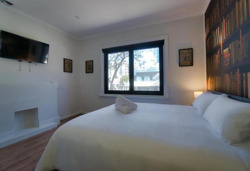 Люкс Кровать Кинг, Dreamy Stays Accommodation   Private Rooms With Shared Bathrooms