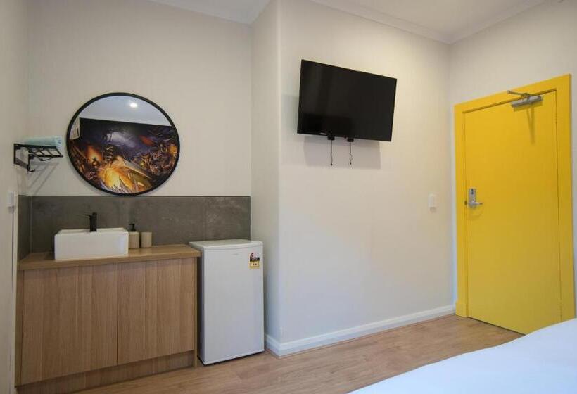 Люкс Кровать Кинг, Dreamy Stays Accommodation   Private Rooms With Shared Bathrooms