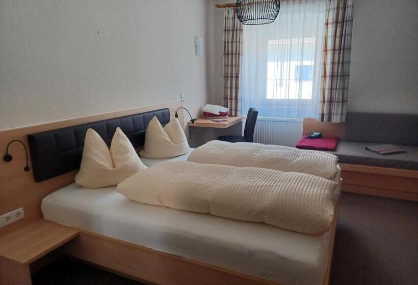 اتاق استاندارد سه نفره, Garni Löwen