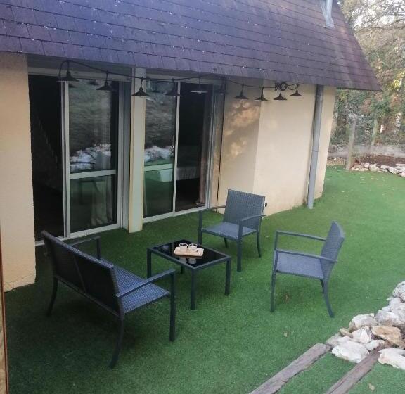 Люкс Вид на Сад, Lapausedegout Piscine Chambres Climatisées Terrasse Ou Patio
