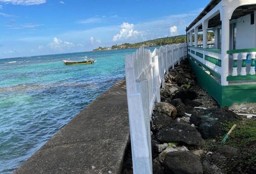 디럭스 룸, The Wave Hostel Corn Island