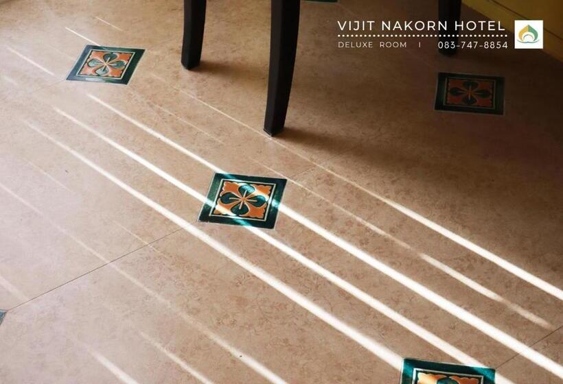 デラックスルーム, Vijit Nakorn