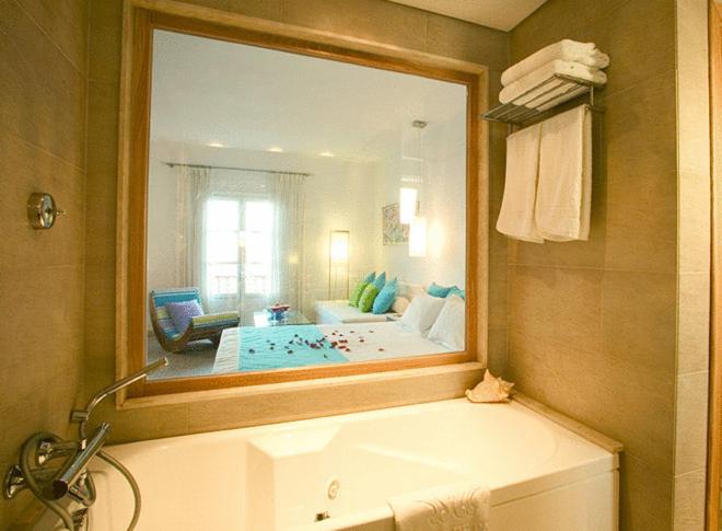 디럭스 룸, Petasos Beach Resort & Spa   Small Luxury Hotels Of The World