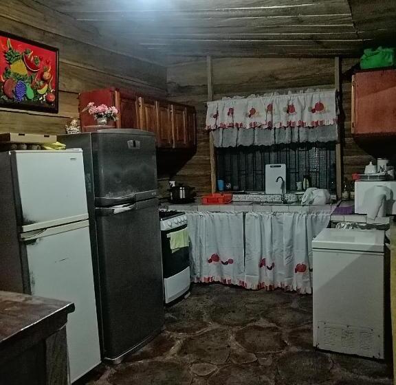 اتاق خانوادگی با چشم‌انداز کوه, Sunset Inn