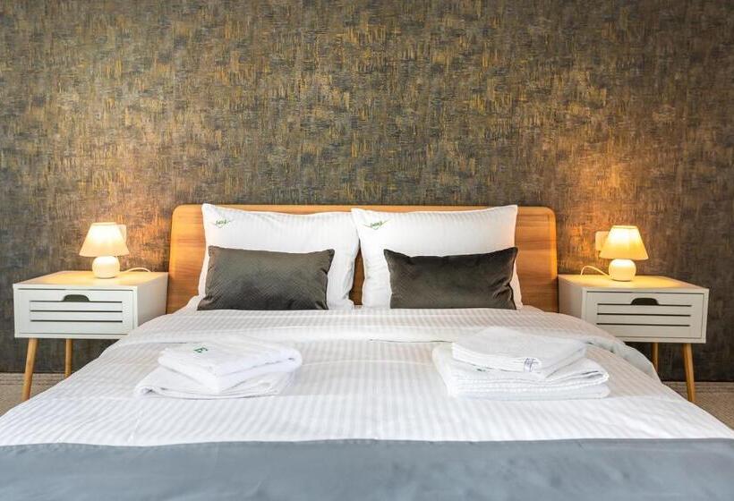 Номер Стандарт с Балконом, Emerald Residence