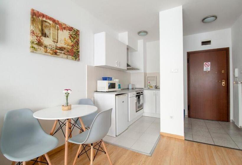 استودیو استاندارد با چشم‌انداز باغ, Prince Apartments