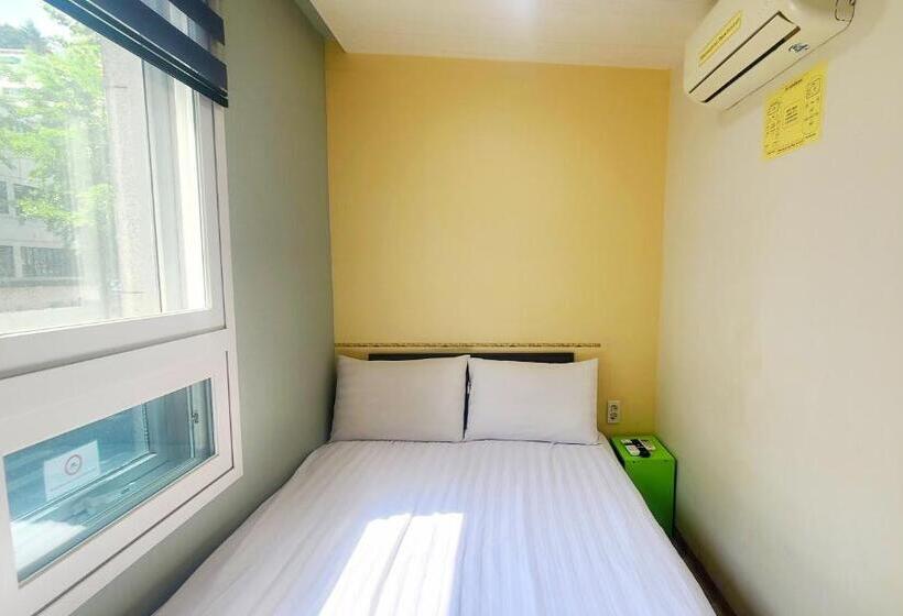 Camera Basic, Hostel Tommy