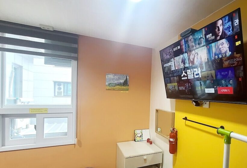 Camera Deluxe, Hostel Tommy