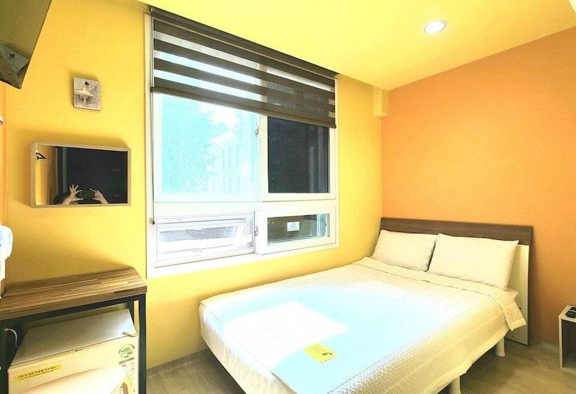 Camera Deluxe, Hostel Tommy