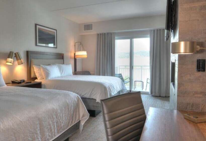带河湖景观的套房, Holiday Inn & Suites Pigeon Forge Convention Center, An Ihg